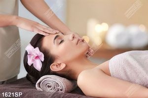 Tranh cô gái nằm chăm sóc da trong spa