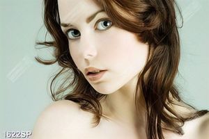 Tranh cô gái với đôi mắt đẹp trang trí tường spa