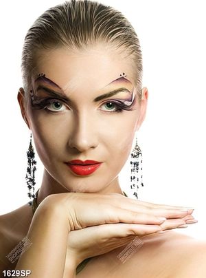 Tranh người mẫu make up ấn tượng treo spa