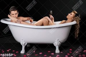Tranh cặp đôi nằm trong bồn tắm thưởng thức rượu