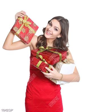Tranh cô gái với nhiều hộp quà trên tay