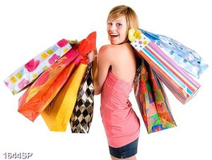 Tranh cô gái với nhiều túi đựng đồ trên tay