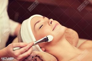 Tranh cô gái nằm chăm sóc da trong spa