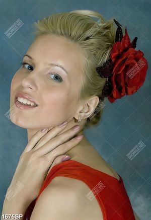 Tranh cô gái xinh đẹp với bông hoa hồng gắn trên tóc