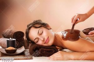 Tranh cô gái tẩy tế bào chết ở lưng trong spa