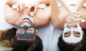 Tranh hai cô gái đắp mặt nạ cười vui vẻ