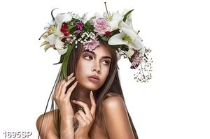 Tranh cô gái xinh đẹp đội vòng hoa trên đầu trang trí spa