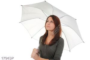 Tranh cô gái trẻ đứng che dù nhìn xa xăm