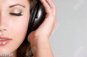 Tranh cô gái nhắm mắt nghe headphone