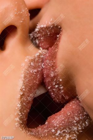 Tranh hai đôi môi phủ đường ngọt ngào