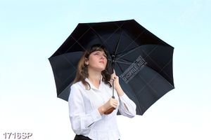 Tranh cô gái trẻ che chiếc dù đen đứng giữa trời