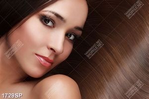 Tranh treo spa cô nàng xinh đẹp với mái tóc dài óng ả