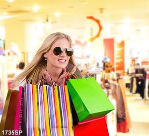 Tranh cô nàng với những túi đồ trong trung tâm mua sắm