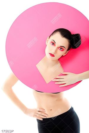 Tranh cô gái tạo dáng nghệ thuật bên tấm bảng hồng