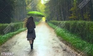 Tranh cô gái trẻ che dù đi dưới mưa
