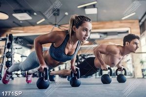 Tranh chàng trai và cô gái luyện tập trong phòng gym
