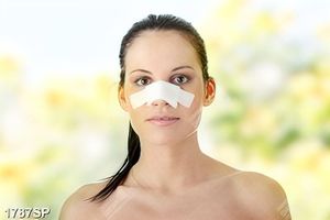 Tranh cô gái với chiếc mũi dán băng trắng