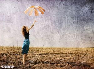 Tranh in uv cô gái đứng che dù giữa trời