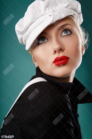 Tranh cô nàng xinh đẹp với đôi môi đỏ mọng