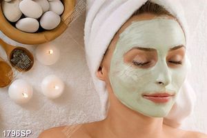 Tranh cô gái nằm đắp mặt nạ bên những ngọn nến thơm