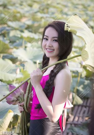 Tranh cô gái trẻ xinh đẹp đứng bên hồ sen