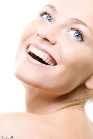 Tranh gương mặt cô gái cười rạng rỡ