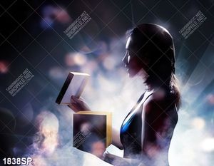 Tranh spa người đẹp bên ánh sáng huyền ảo