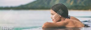 Tranh cô gái trong hồ bơi thư giãn