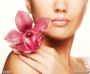 Tranh spa cô gái đẹp bên hoa lan