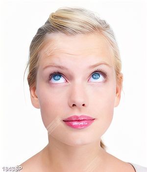 Tranh spa cô nàng mắt xanh xinh đẹp