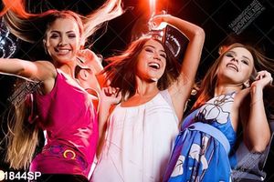 Tranh spa những cô gái xinh đẹp nhảy múa trong bar clup