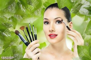 Tranh spa cô gái và những chiếc cọ trang điểm