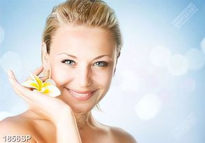 Tranh spa cô gái xinh đẹp cười rạng rỡ