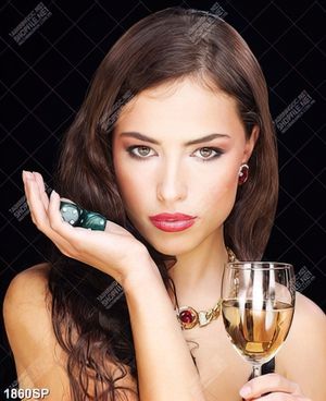 Tranh spa người đẹp cầm ly rượu vang
