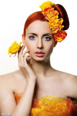 Tranh spa người đẹp với mái tóc cài hoa