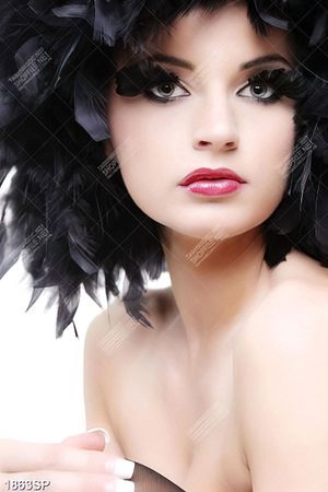 Tranh spa cô nàng với mái tóc lông vũ đen