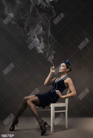 Tranh spa người mẫu ngồi trên ghế hút thuốc lá