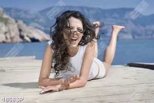 Tranh spa cô gái cười tươi nằm trên cầu gỗ