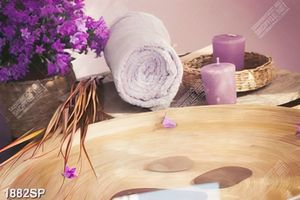 Tranh treo spa hoa tím và nến thơm