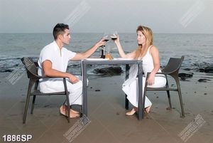 Tranh spa cặp đôi uống rượu bên bãi biển