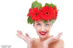 Tranh spa cô gái đội bông hoa đỏ trên đầu