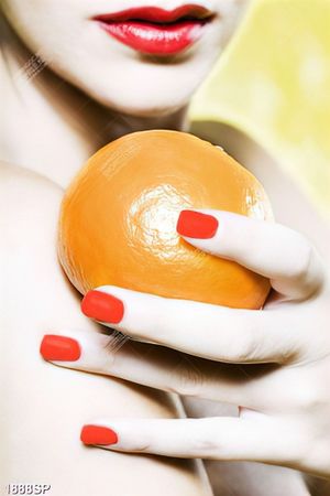 Tranh spa cô gái cầm trái cam vàng