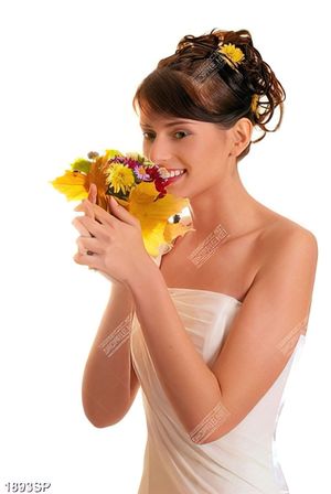 Tranh spa cô gái xinh đẹp cầm bó hoa nhỏ