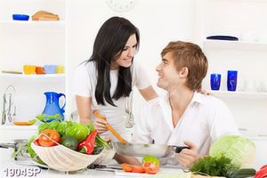 Tranh spa đôi trai gái vui vẻ nấu ăn trong bếp