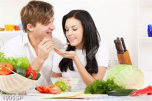 Tranh in uv cặp đôi vui vẻ ăn salat