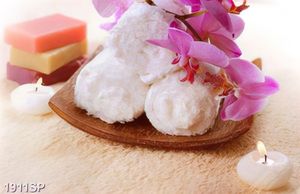 Tranh spa khăn trắng và hoa lan tím