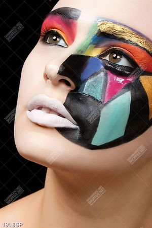 Tranh spa gương mặt cô gái make up nghệ thuật