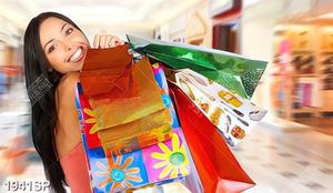 Tranh spa cô gái cầm nhiều túi đồ trên tay