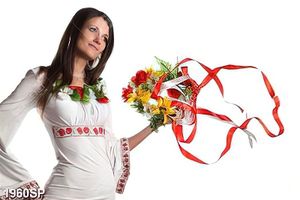 Tranh spa cô gái cầm hoa