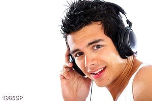 Tranh spa chàng trai trẻ đeo headphone